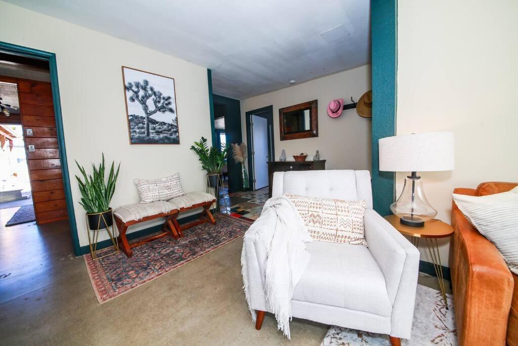 The Desert Shire Stargazing,cold Plung & Largespa Holiday home Yucca Valley